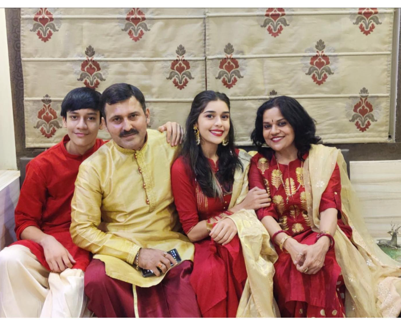 Eisha Singh With Her Family