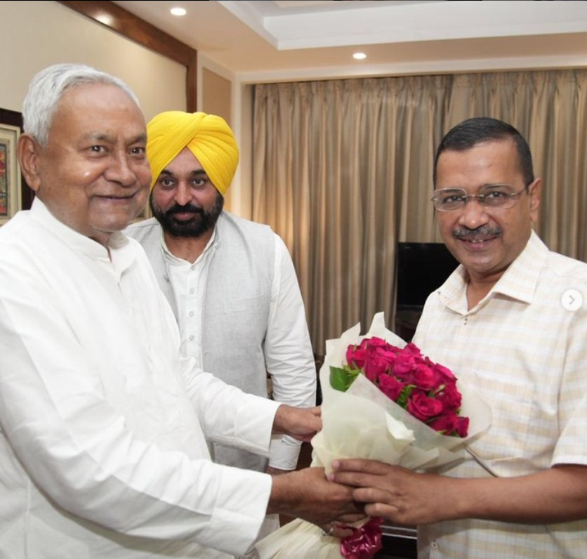 Nitish Kumar with Delhi's Chief Minister Arvind Kejriwal