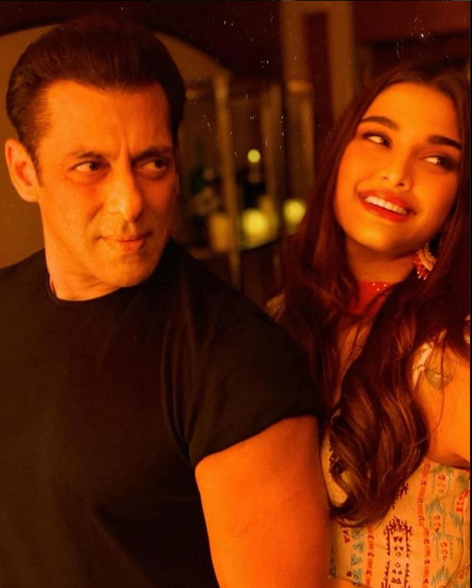Saiee Manjrekar with Salman Khan
