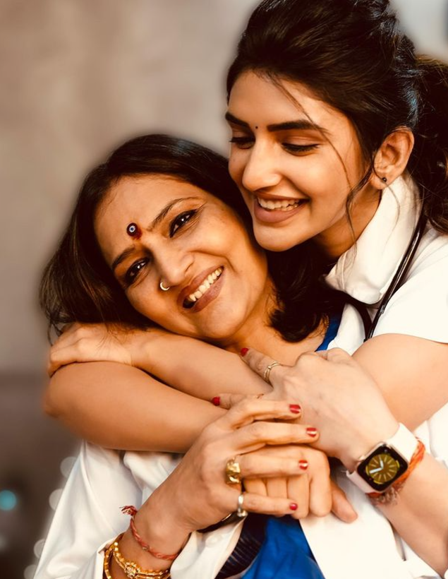 Sreeleela with her mother Swarnalatha