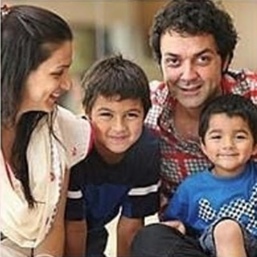 Aryaman Deol's Childhood Picture with his Parents & brother