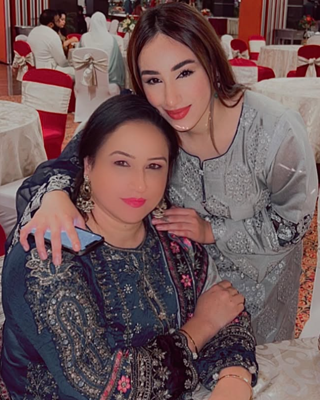 Aroob Khan with her mother Huma Ali Khan