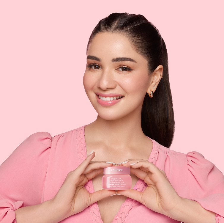 Sara Tendlkar promoting Laneige Lip Balm