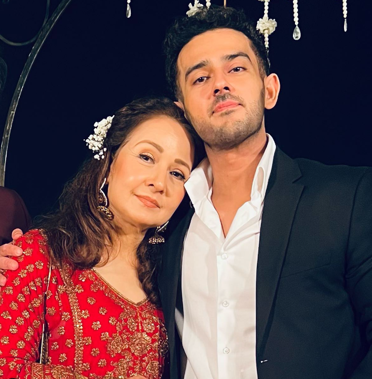 Azaan Sami Khan with her mother Zaba Bakhtiar