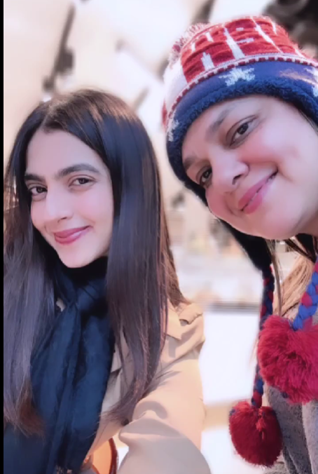 Kashika Kapoor with her Mother Divya Teckchandani