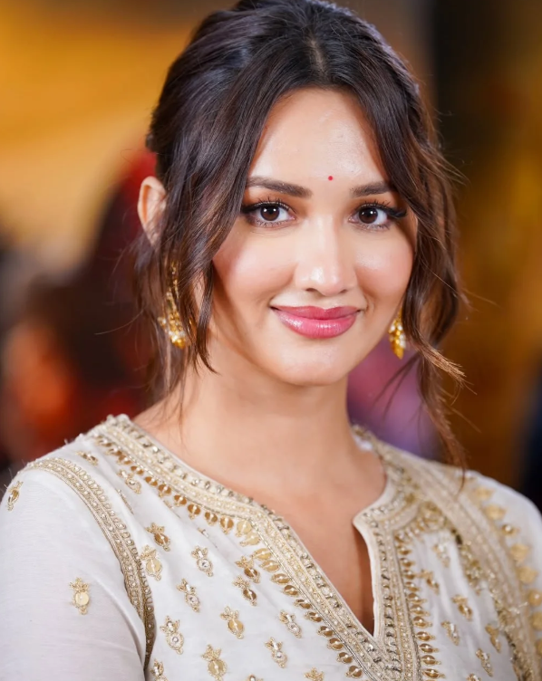 Akanksha Sharma: Biography, Age, Family, Career & Net Worth