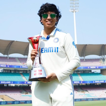 Richa Ghosh won the Trophy