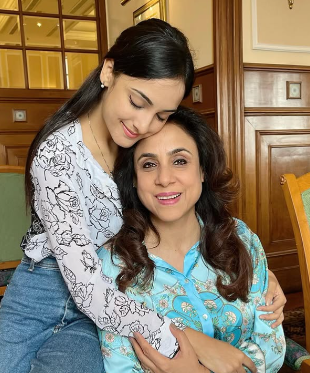 Kanikka Kapur with her mother
