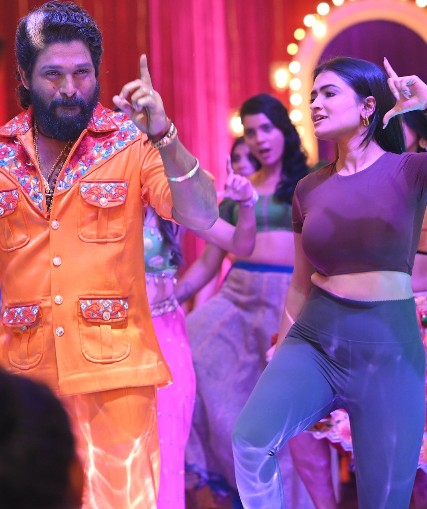 Urvashi Apsara with Arjun choreographing 'Kissik' song