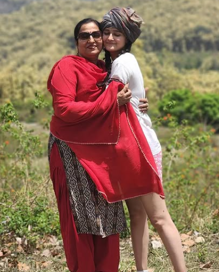 Manika Vishwakarma with her mother Shakuntala Suthar