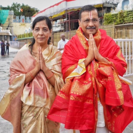 Arvind Kejriwal with his wife Sunita Kejriwal