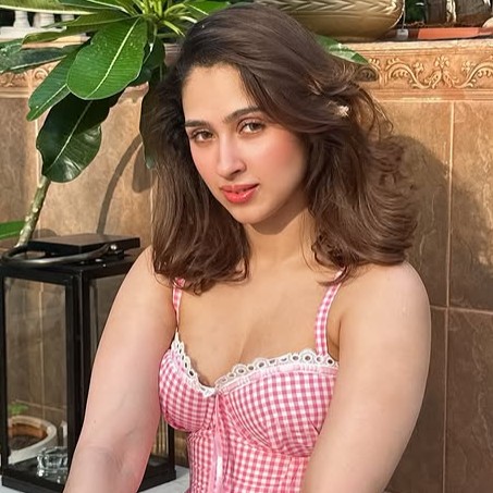Pashmina Roshan: Biography, Age, Family, Career & Net Worth