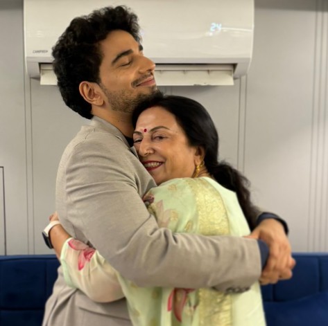 Samay Raina with her mother