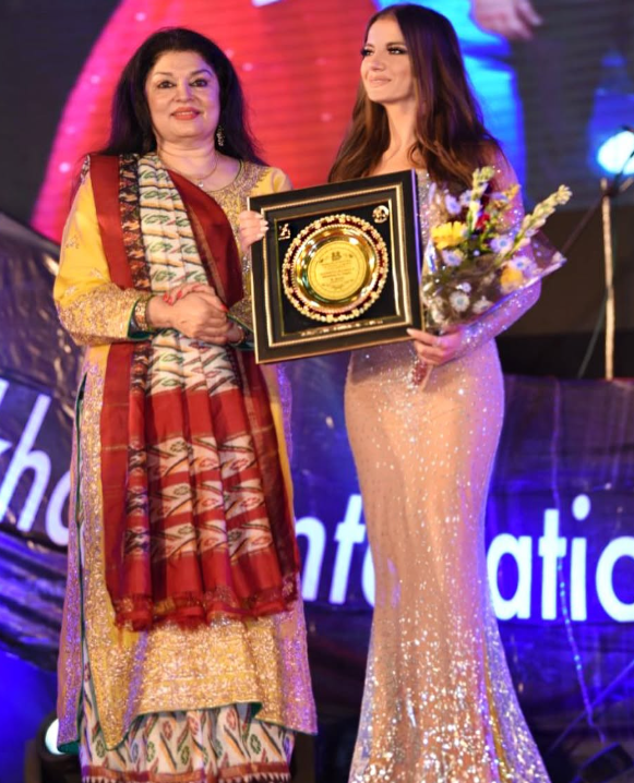 Natalia Janoszek at JIIFA awards