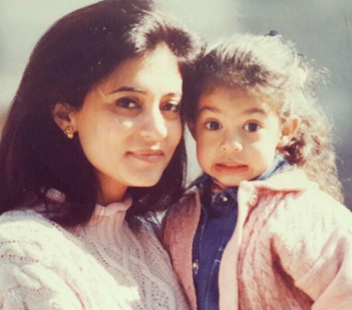 Anya Singh's childhood picture with her mother