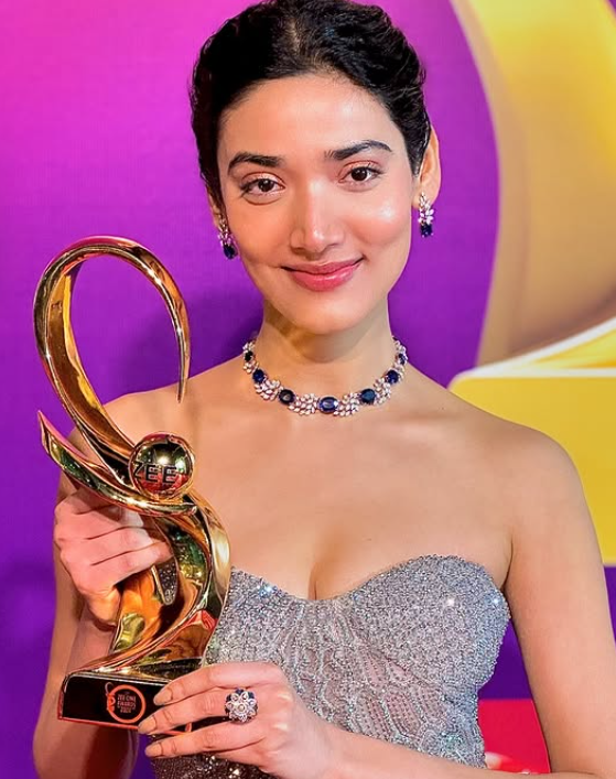 Medha Shankr receiving the award