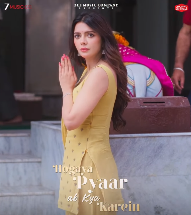 Ruhi Singh in the song 'Hogya Pyaar Ab Kya Karein'
