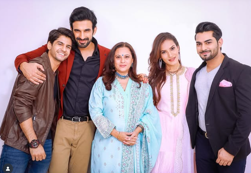 Krish Pathak with co-stars from the serial 'Yeh Jhuki Jhuki Nazar'