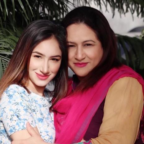 Aroob Khan with her mother Huma Ali Khan