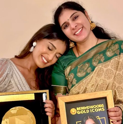 Niharika NM with her mother