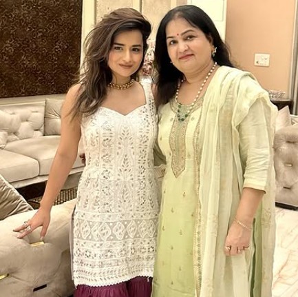 Sharvi Yadav With Her Mother Suman Yadav