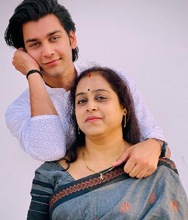 Aman with her mother Rakhi Jaiswal