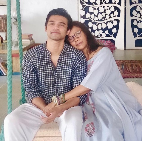 Babil Khan with his mother Sutapa Sikdar