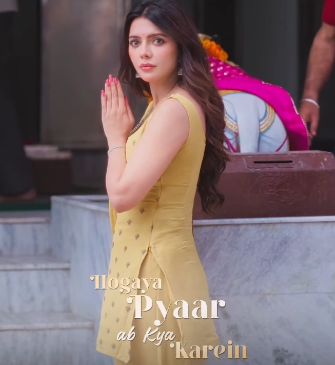 Ruhi Singh in the song 'Hogya Pyaar Ab Kya Karein'
