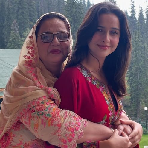 Sadia Khateeb with her mother Shahida Khateeb