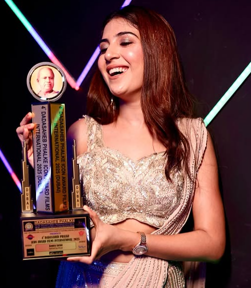 Komica Anchal receiving 'South Fresh Face of the Year' award 