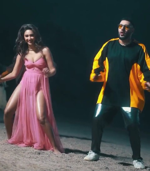Akanksha Sharma & Badshah in the music video 'Jugnu'