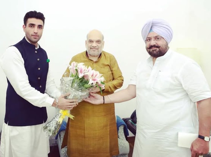 Arjun Pratap Bajwa with his father Fatehjang Singh Bajwa & Amit Shah (BJP Leader)