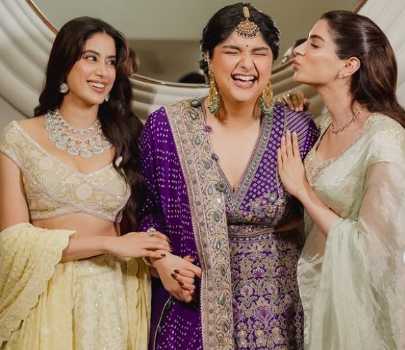 Khushi Kapoor with her sisters Janhvi kapoor and Anshula Kapoor