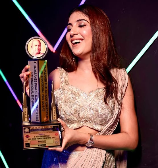 Komica Anchal receiving 'South Fresh Face of the Year' award 