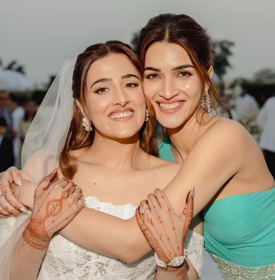 Kriti Sanon with her sisiter Nupur Sanon