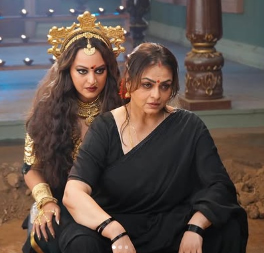 Shilpa Shirodkar with Sonakshi Sinha in a scene of the film 'Jatadhara'
