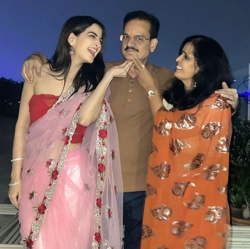 Shubhi Joshi with her Parents