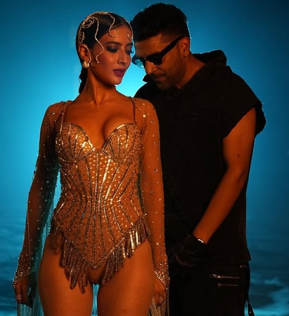 Soundous Moufakir & Guru Randhawa in the music video "Qatal'