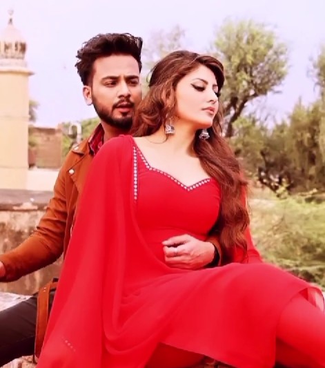 Urvashi Rautela with Elvish Yadav in the music video 'Hum Toh Deewane' 