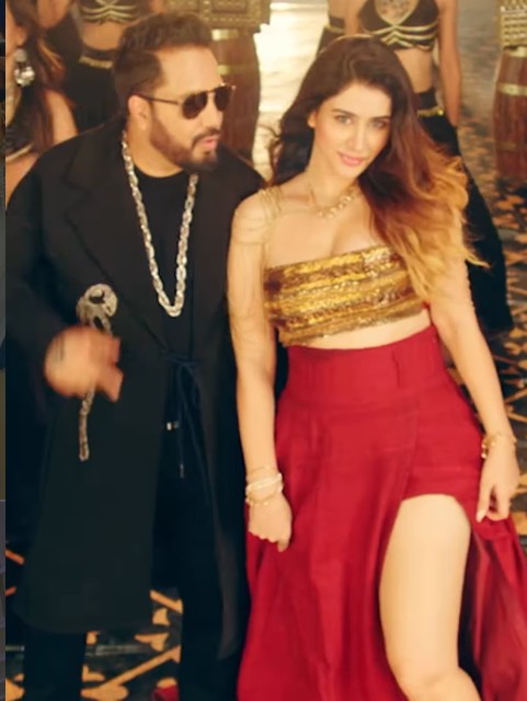 Hira Warina with Mika Singh in the music Video 'Sheher Ghumawa'