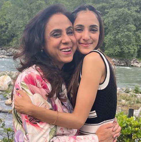 Kanikka Kapur with her mother
