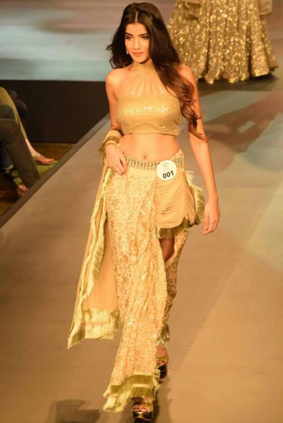 Aditi Hundia walking the ramp during the FBB Colors Femina ‘Miss India 2017’ beauty pageant.