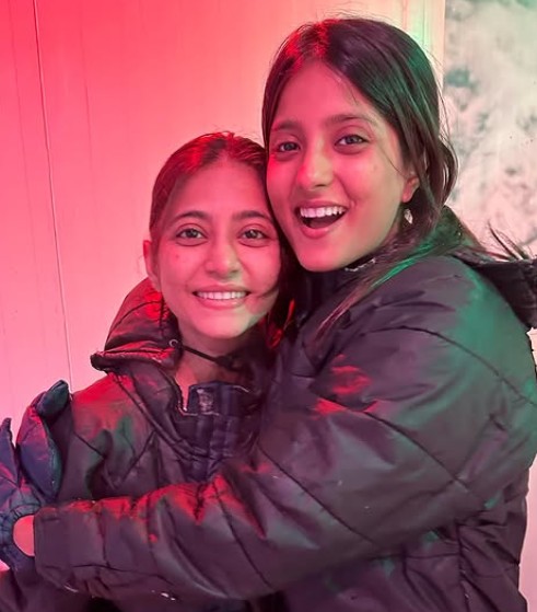 Ulka Gupta with her sister Goya Gupta