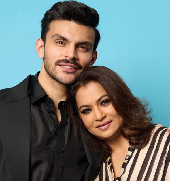 Veer Pahariya with her mother Smuti Shinde