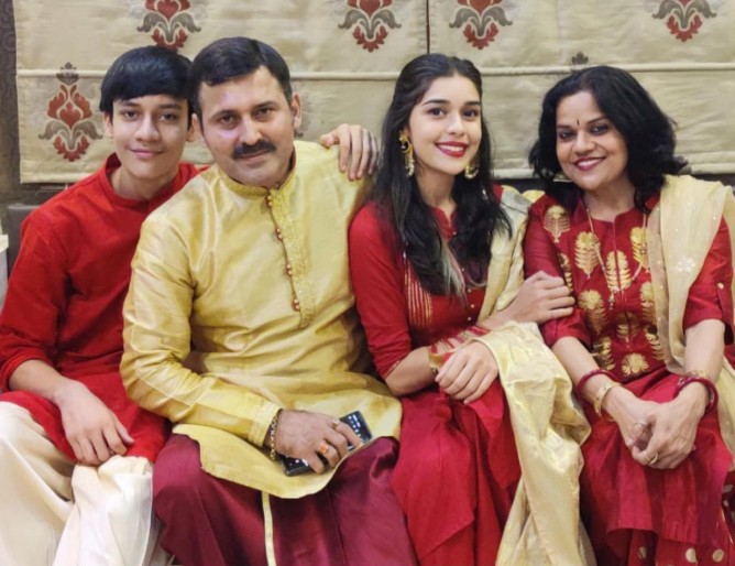 Eisha Singh With Her Family