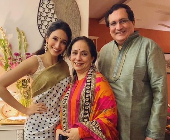 Shreya Chaudhary with her parents