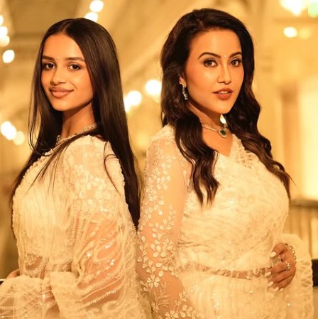 Divija Fadnavis with her mother