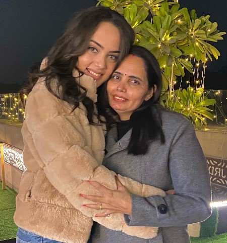 Himanshi Parashar with her mother Pravesh Parashar
