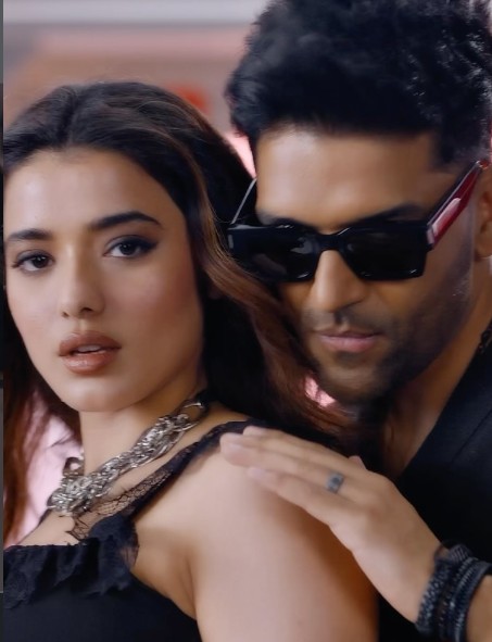Ketika Sharma with Guru Randhawa in the song 'Qeher'