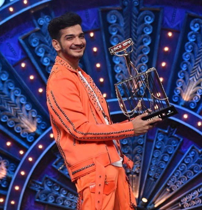 Munawar Faruqui with the Lock Upp Season 1 Trophy